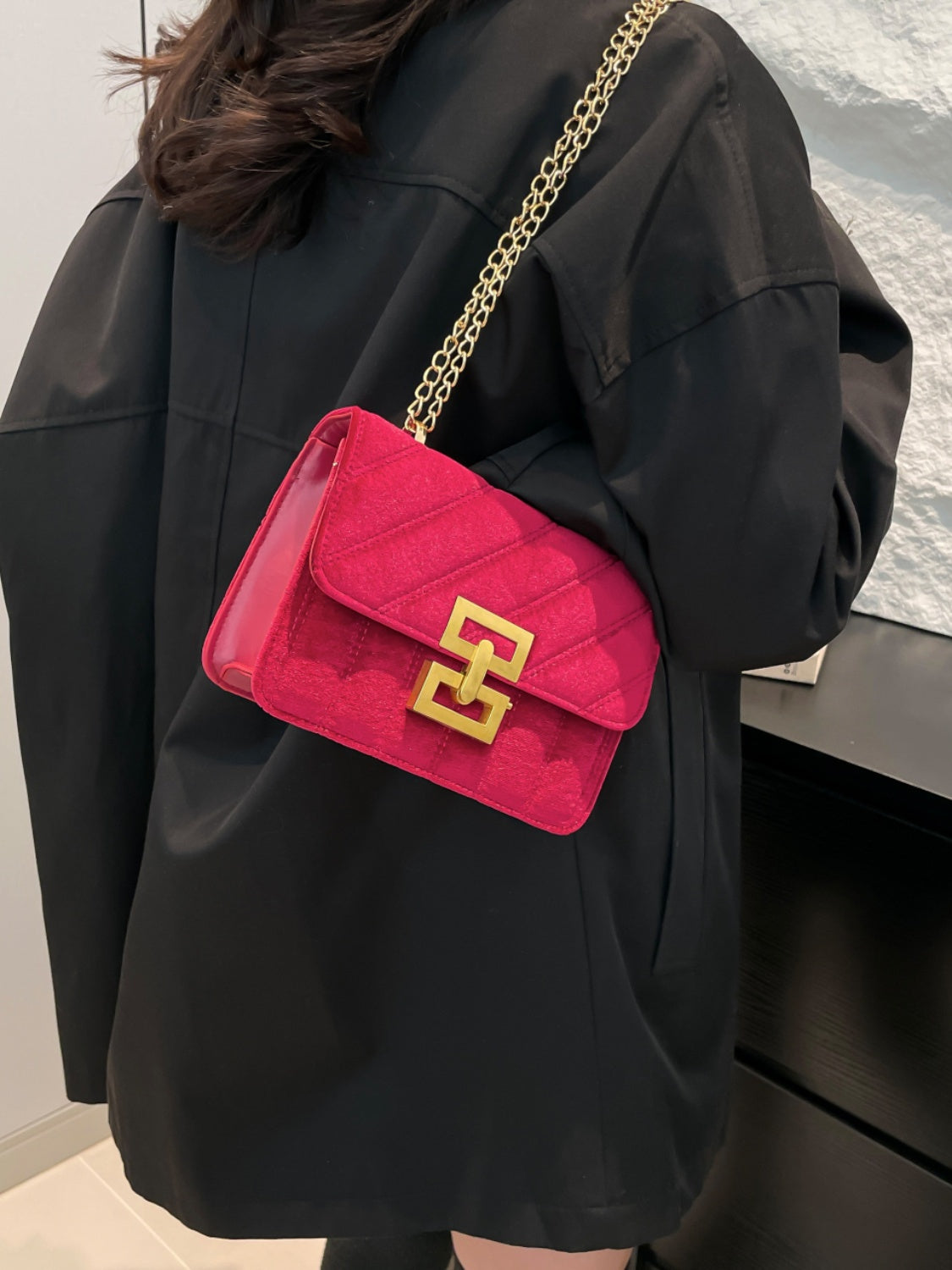 Faux velvet flap shoulder bag with twist lock and chain - MARIGOLD 