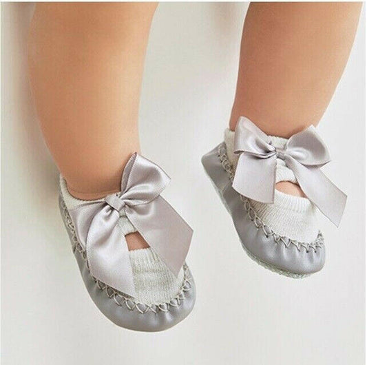 NEW Size 10.5cm Girls Baby Shoes 0-6 months Grey Ballet Style Bow Baby Shoes.